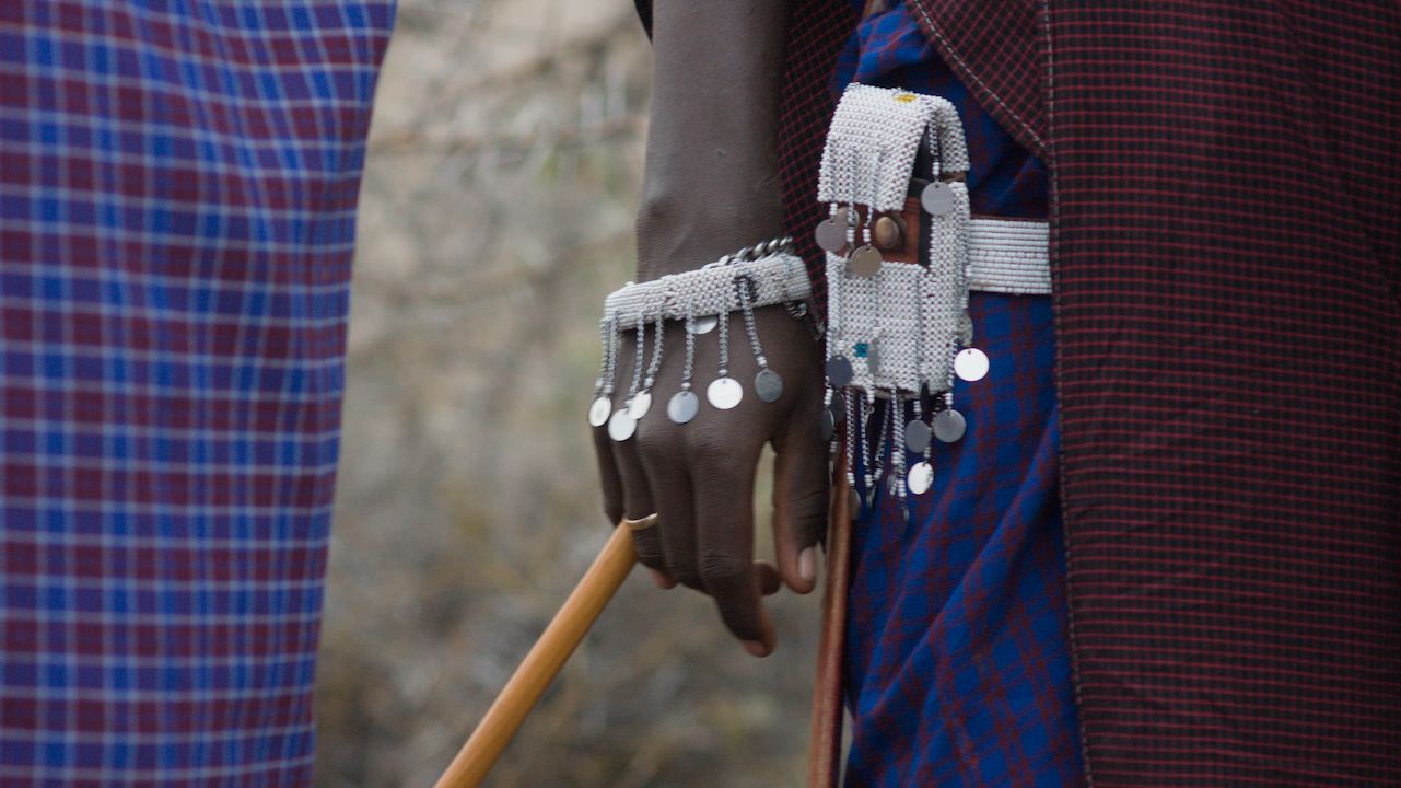 Hand mit Schmuck, Kenia