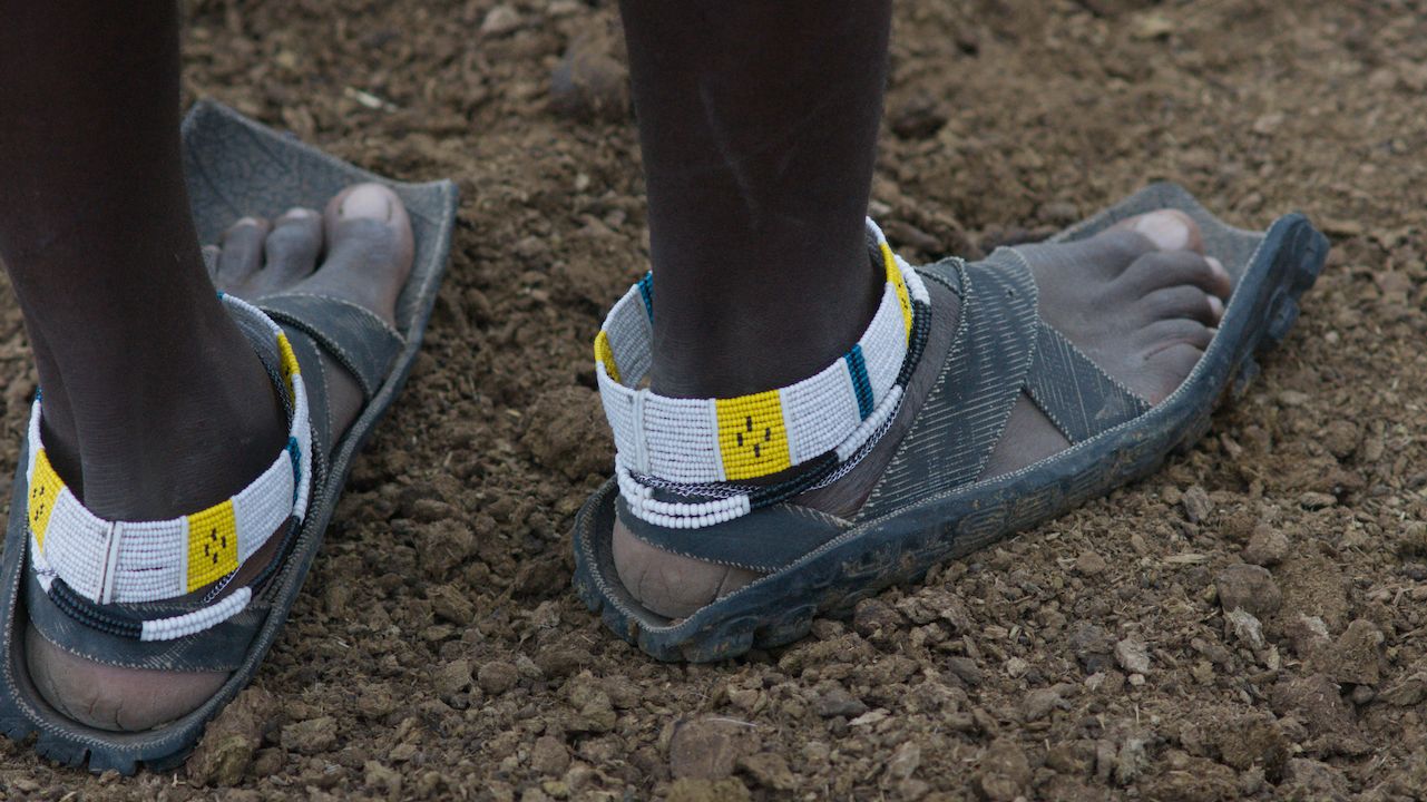 Füße mit Perlenschmuck