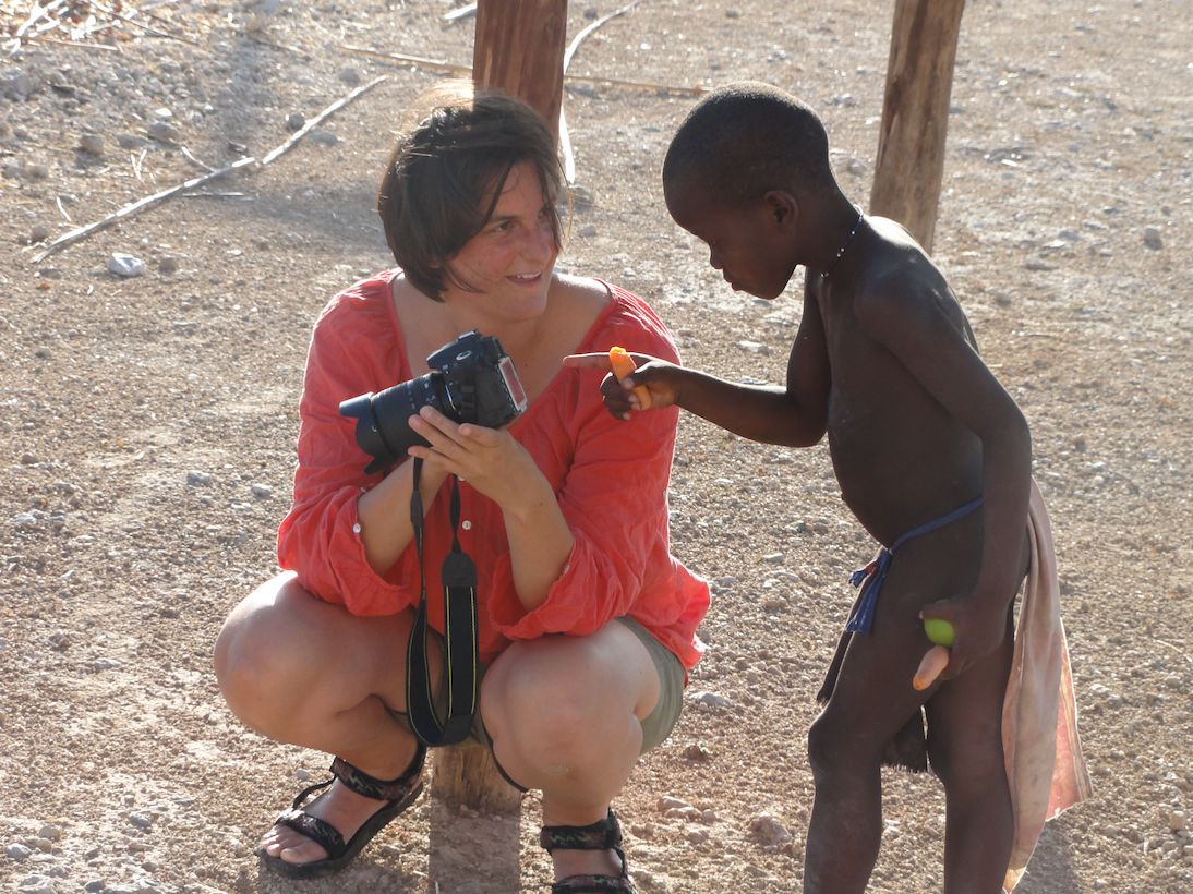 Sabine mit Himba-Kind, Namibia