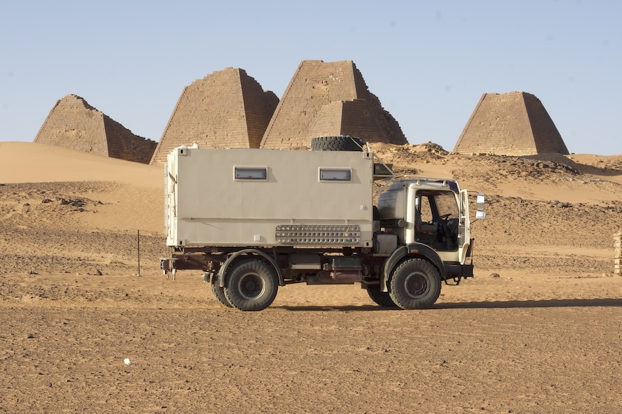 LKW auf Sandpiste, Ostafrika