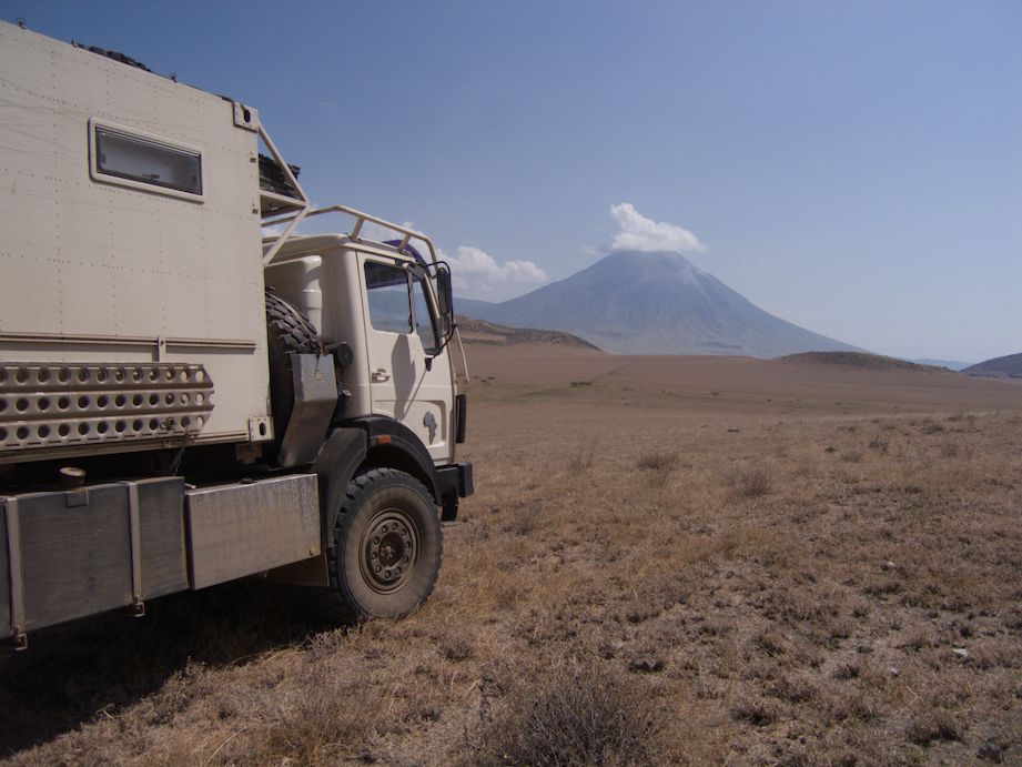 LKW vor Vulkan Ol Doinyo Lengai, Tansania