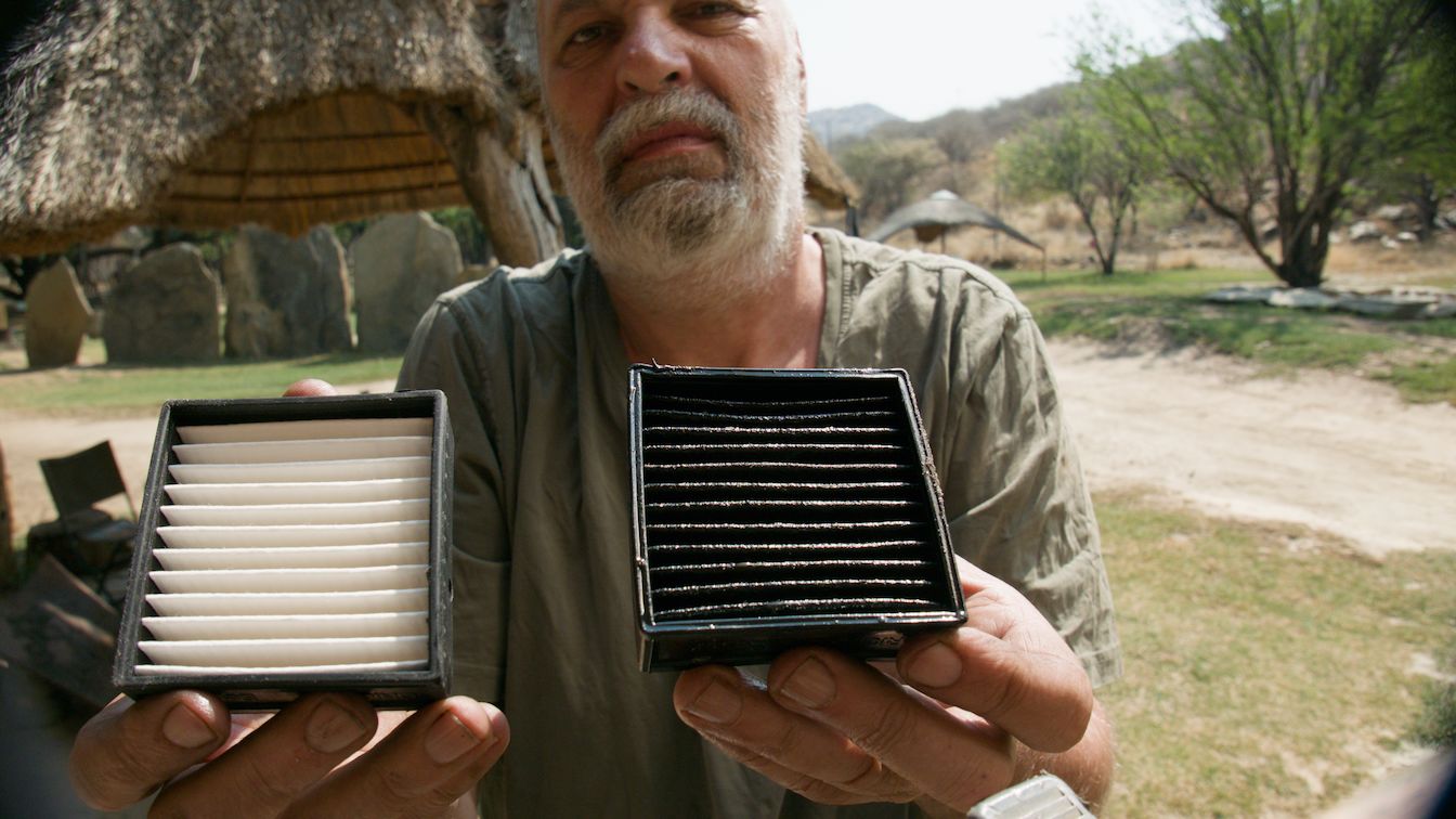 Bodo zeigt verschmutzten Luftfilter