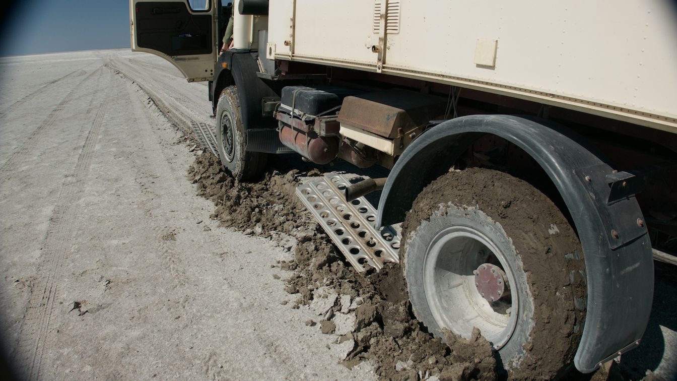 LKW im Schlamm steckend