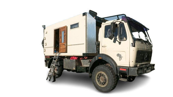 Der Mercedes LKW, Heimat auf vier Rädern für elf Monate